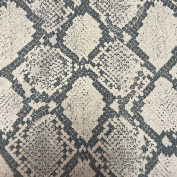 American Eagle Outfitters Athletic Biker Shorts Womens Medium Snakeprint Gray - Picture 4 of 5